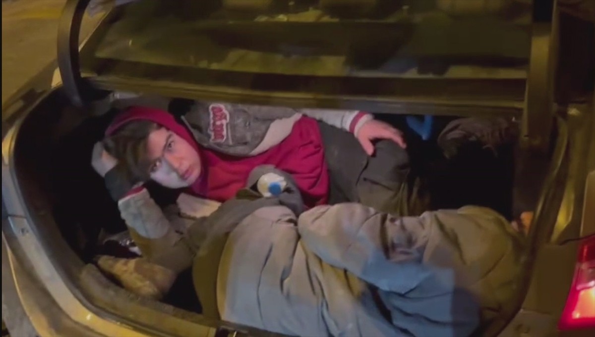 Amasya'da yol kontrolünde bir otomobildeki 5 düzensiz göçmen yakalandı, sürücü ile araçtaki 2 kişi...