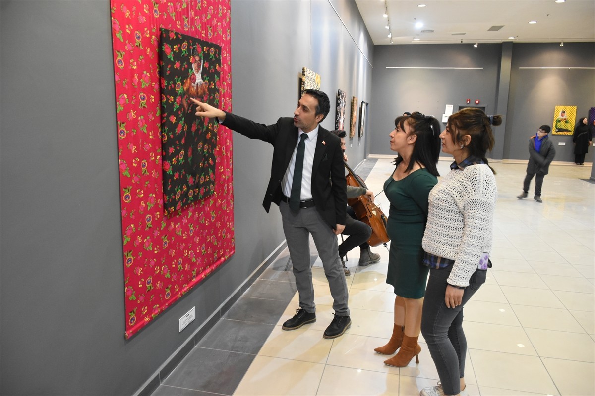 Anadolu kadınlarının motiflerini ele alan "Yankı ve Yansı Arasında Anadolu Kadınları" resim...