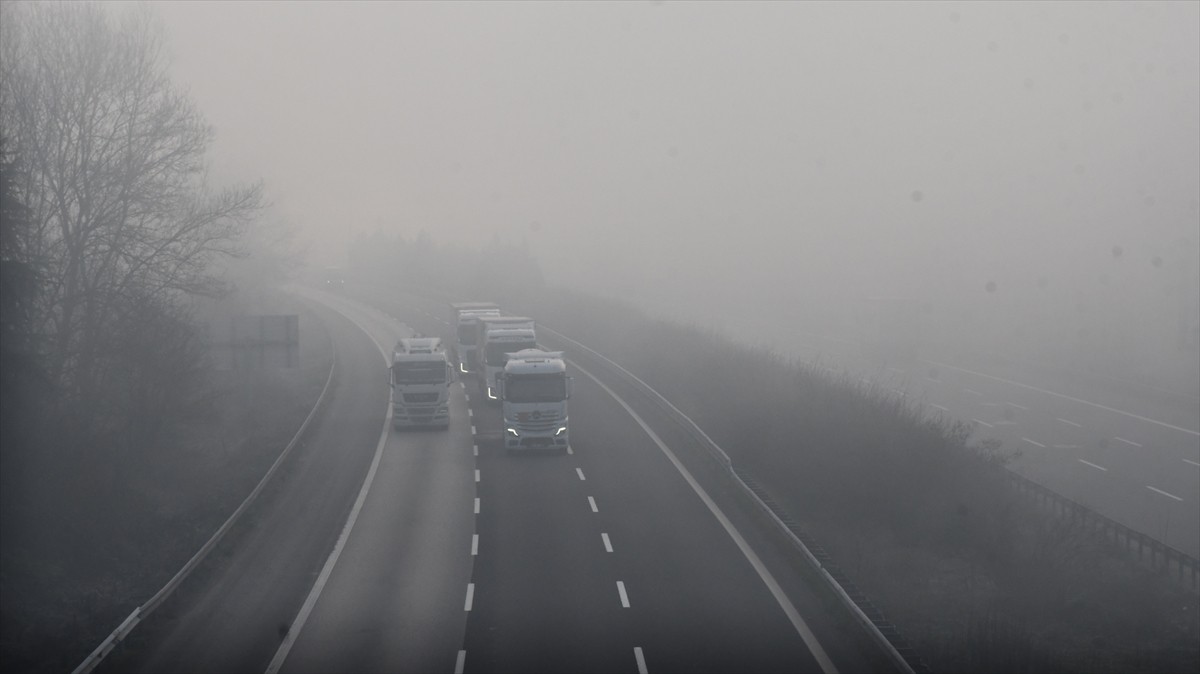 Anadolu Otoyolu'nun Düzce kesiminde sis, görüş mesafesini düşürdü.