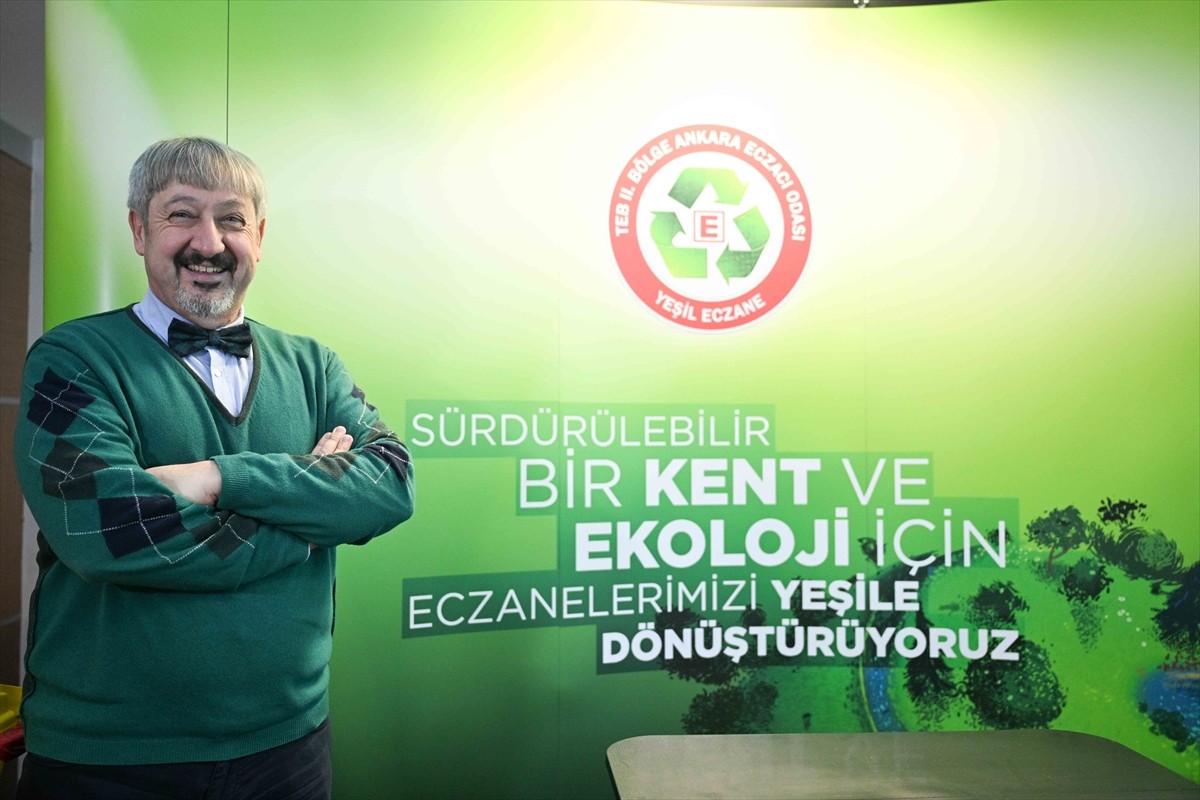 Ankara Eczacı Odası'nda düzenlenen Yeşil Eczane ve FarmEkovijilans Projesi'nin tanıtım toplantısı...