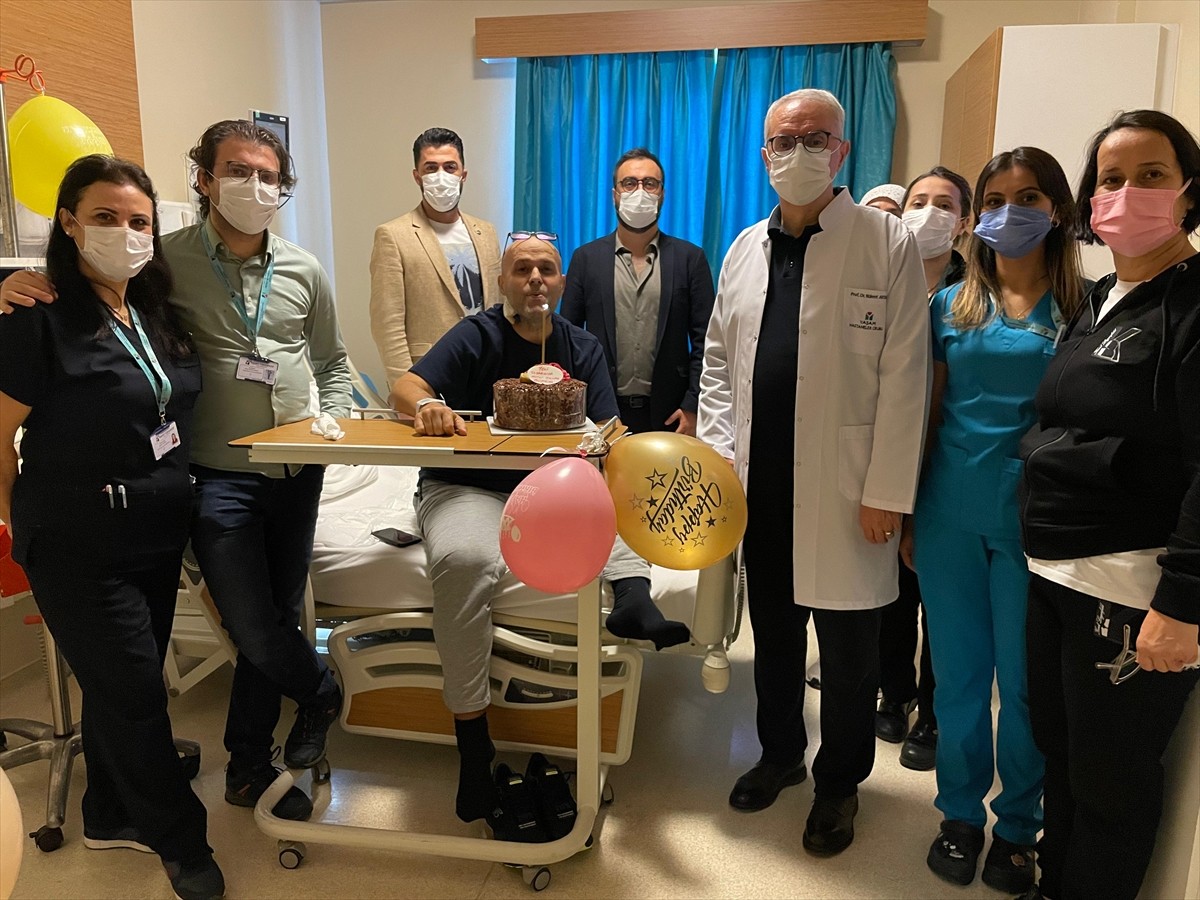 Antalya'da 7 yıldır tedavi gören 50 yaşındaki İbrahim Kocabıyık (sol 3), kadavradan bağışlanan...