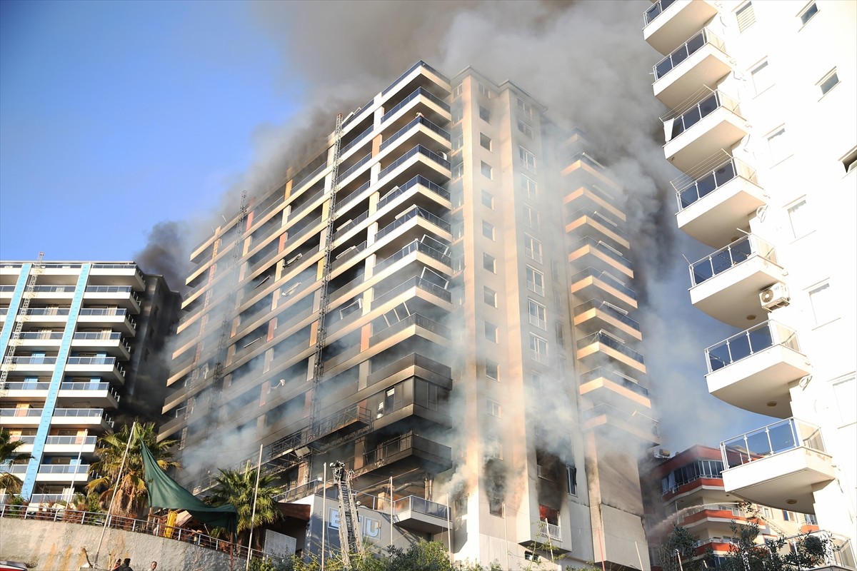 Antalya'nın Alanya ilçesi Cikcilli Mahallesi'ndeki daha önce konut olarak kullanılan ve otele...