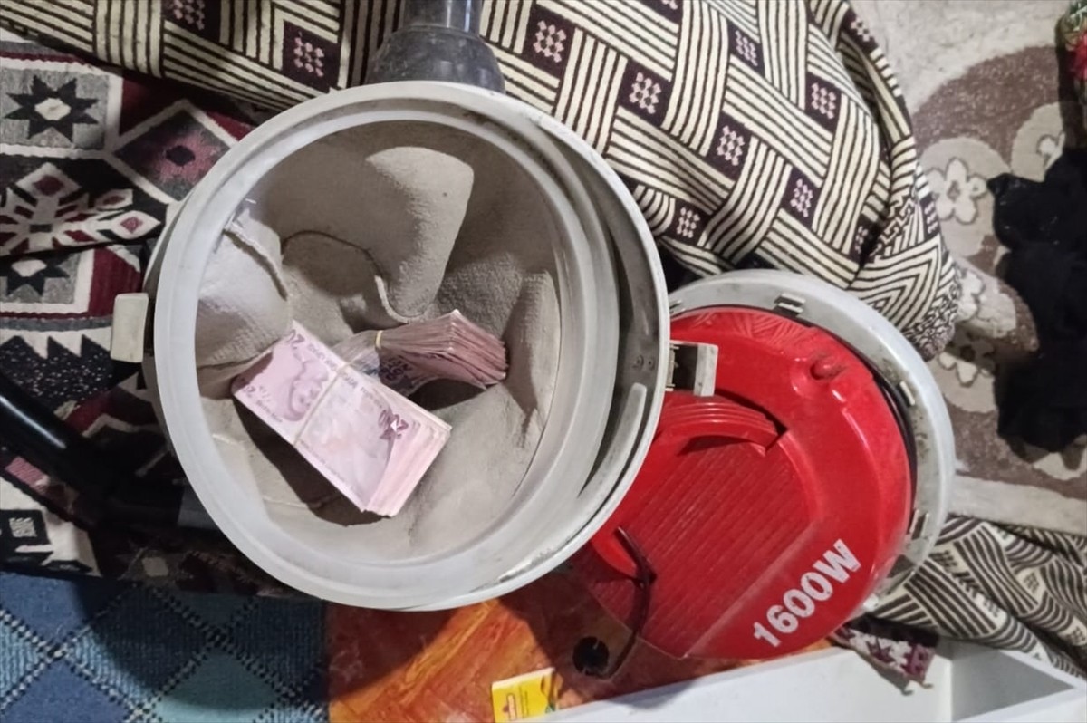 Ardahan'da maskeyle bir iş yerine hırsızlık için giren kişi polis ekiplerinin çalışmasıyla...