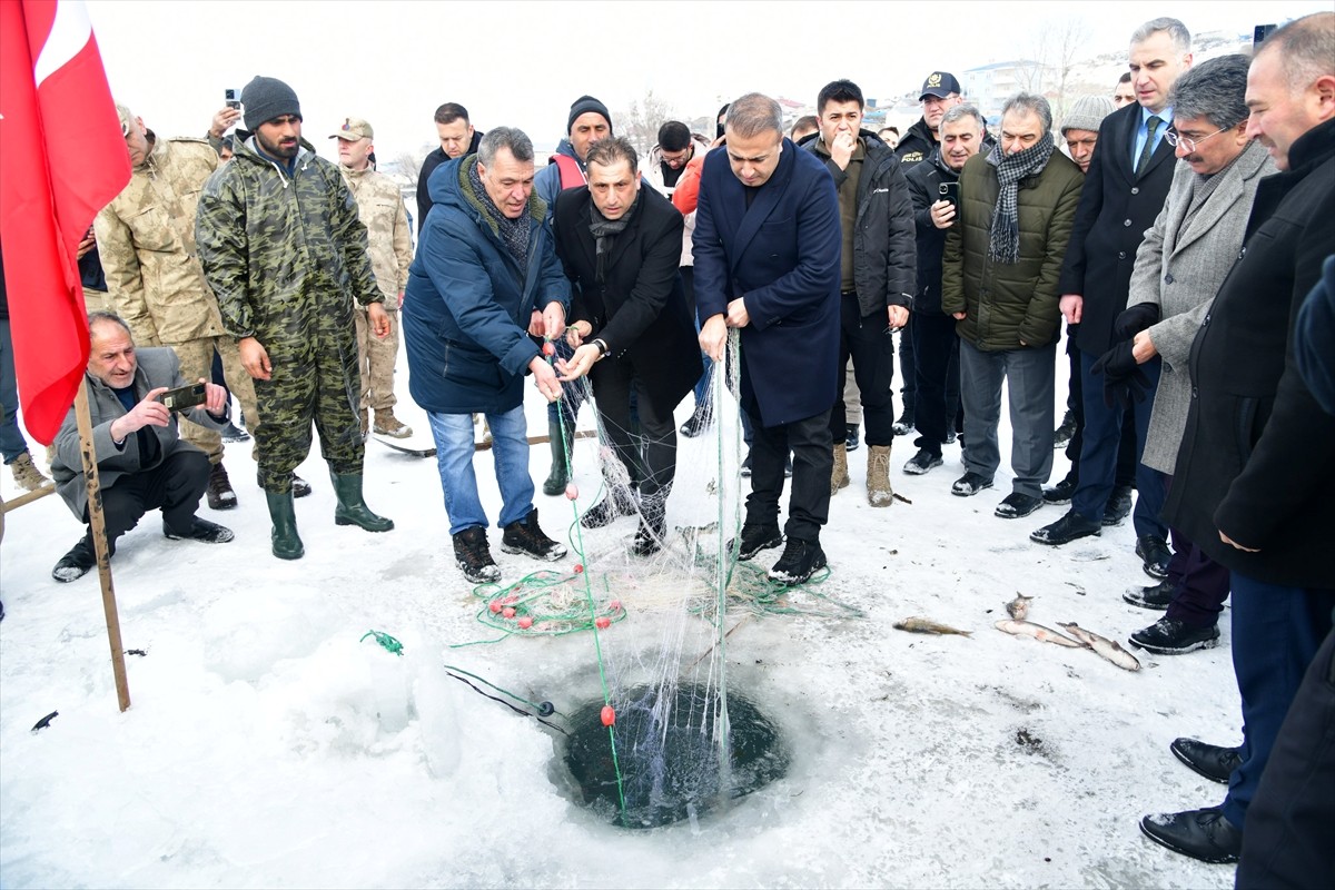 Ardahan-Kars sınırında bulunan buzla kaplı Çıldır Gölü'nde, Tarım ve Orman Bakanlığınca düzenlenen...