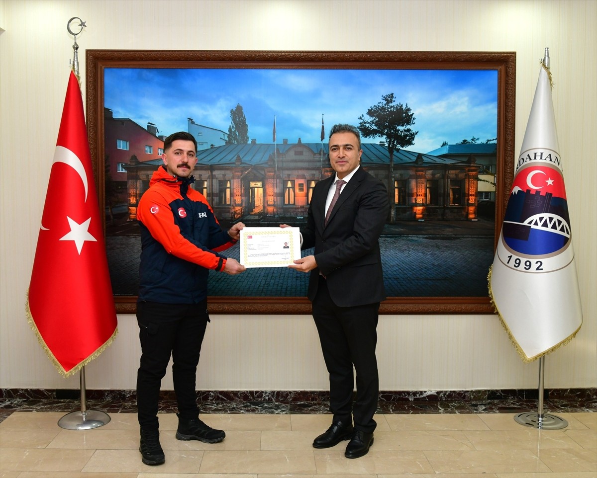 Ardahan Valisi Hayrettin Çiçek, kentteki tipi nedeniyle yolda mahsur kalarak donma tehlikesi...