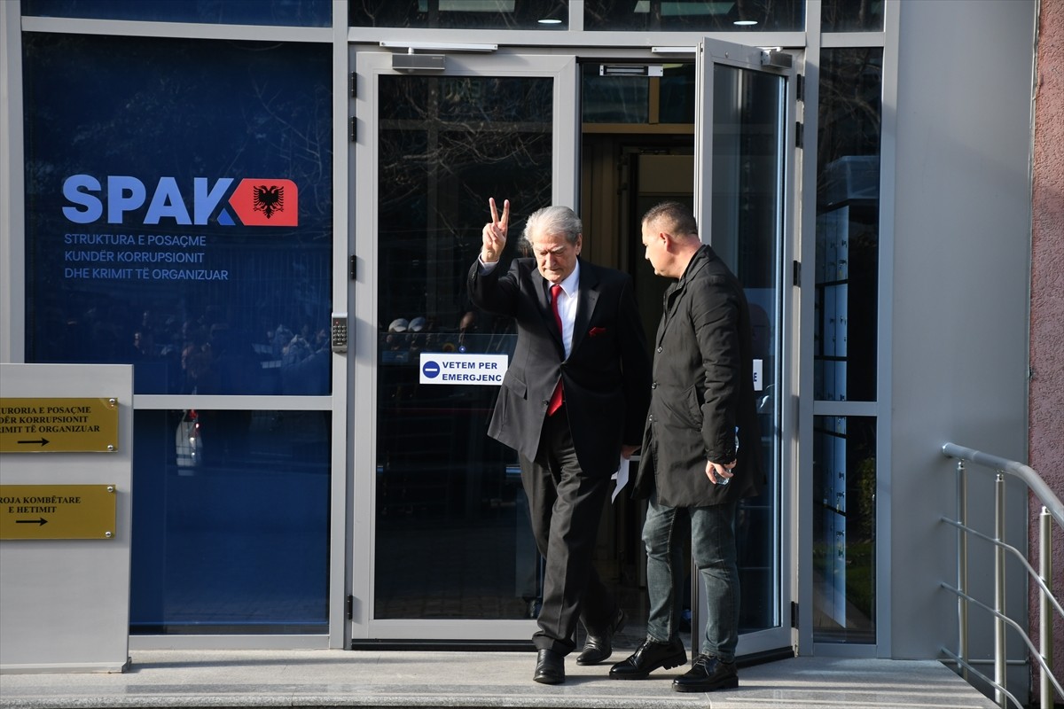 Arnavutluk'ta, Ana muhalefet partisi Arnavutluk Demokratik Partisinin (PD) öncülüğünde, hakkında...