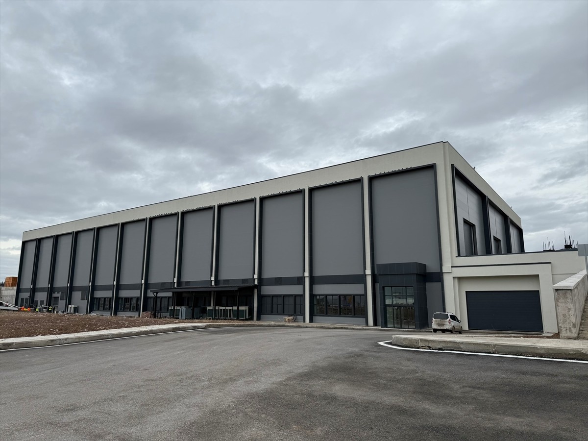 ASELSAN'ın 50 milyon dolar yatırımla hayata geçirdiği Radar Entegrasyon Merkezi'nde üretime...