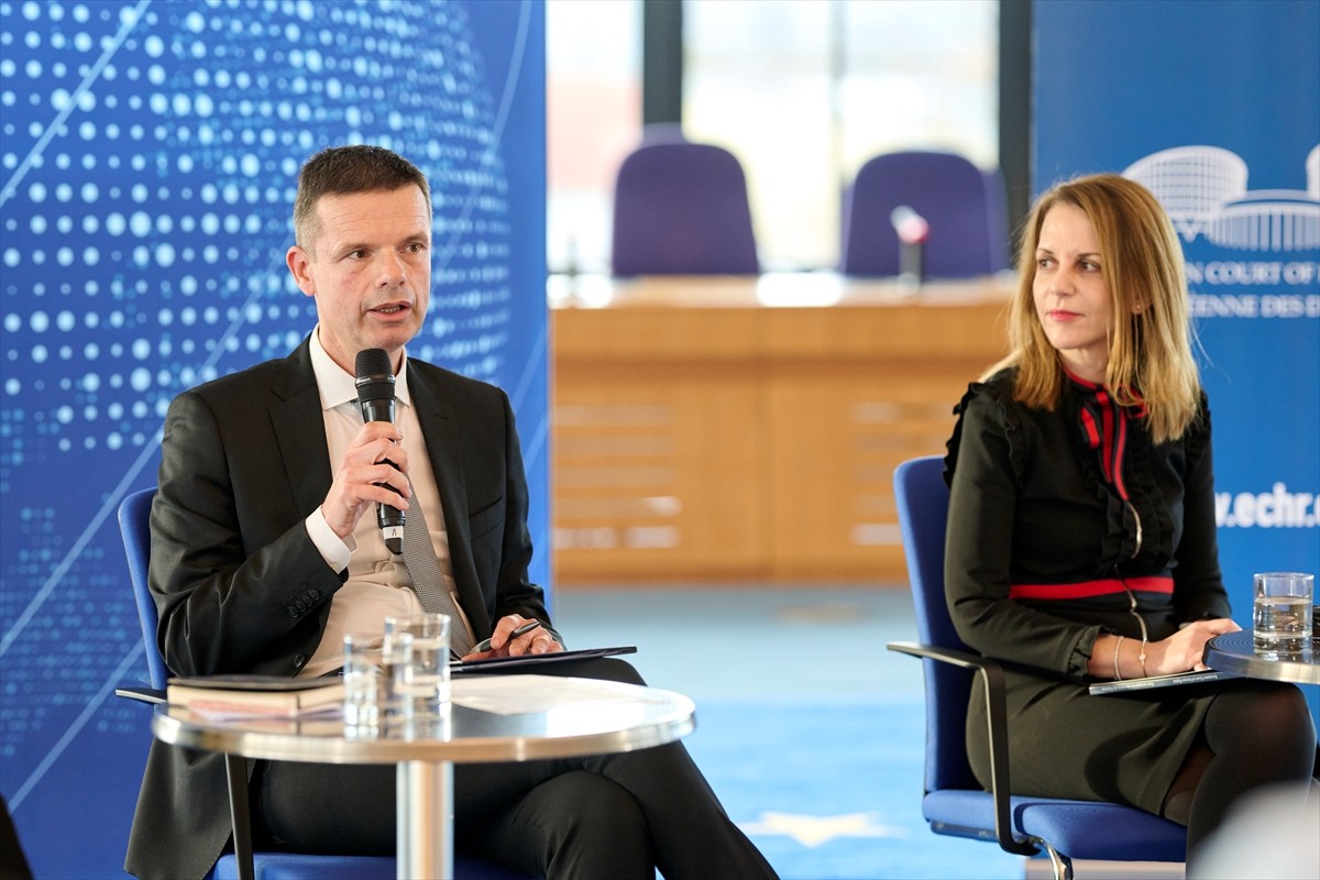 Avrupa İnsan Hakları Mahkemesi (AİHM) Başkanı Marko Bosnjak (solda), Müslüman topluma karşı...