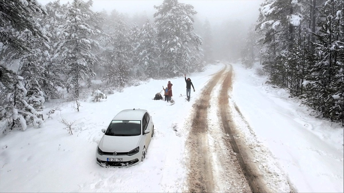 Balıkesir'in Sındırgı ilçesinde kar yağışının ardından beyaz örtüyle kaplanan Ulus Dağı, havadan...