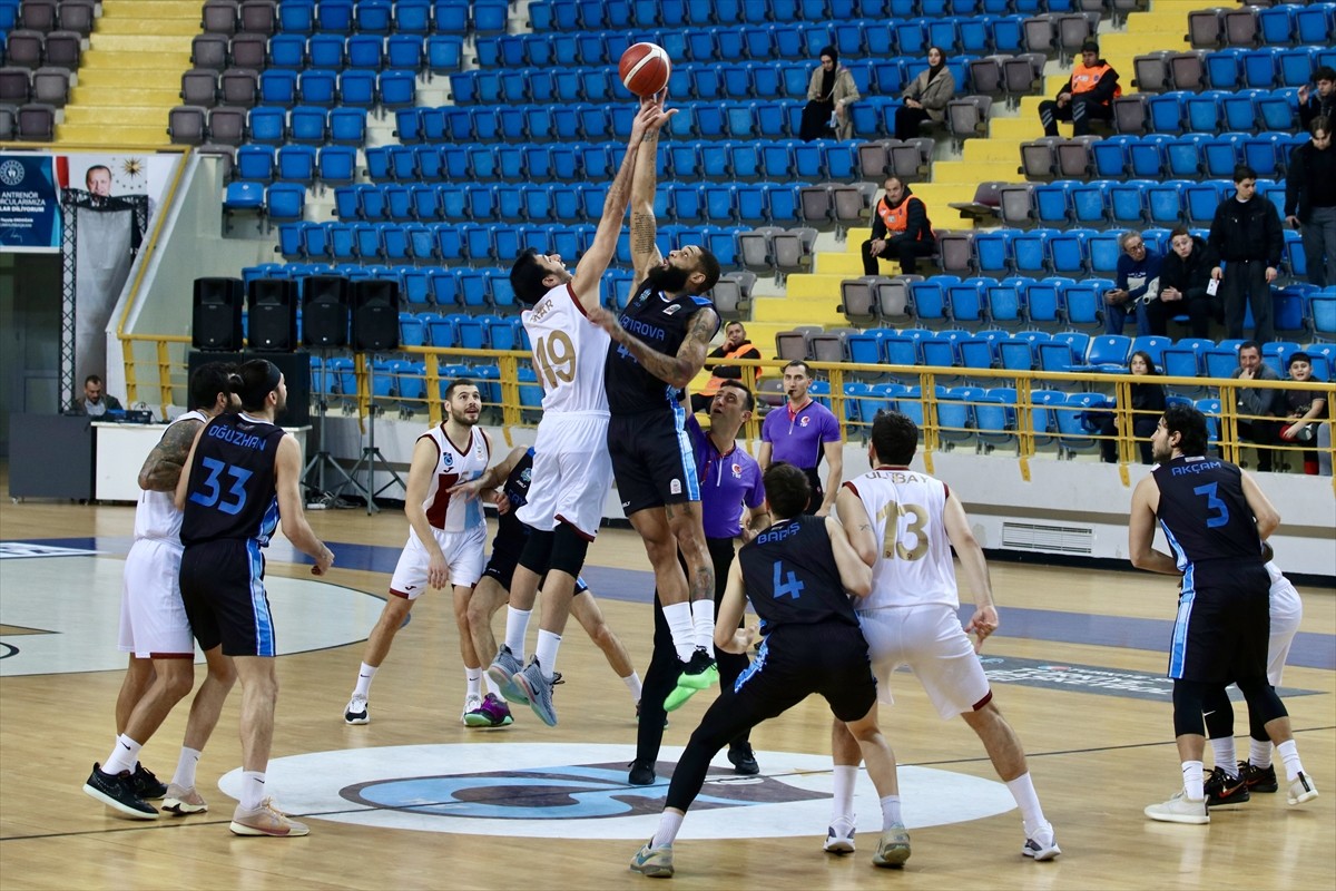 Basketbol 2025 Erkekler Federasyon Kupası çeyrek finalinde Çayırova Belediyesspor'u 81-64 yenen...