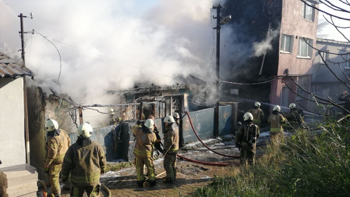 Beyoğlu'nda, gecekonduda çıkan yangın itfaiye ekiplerinin müdahalesiyle söndürüldü.
