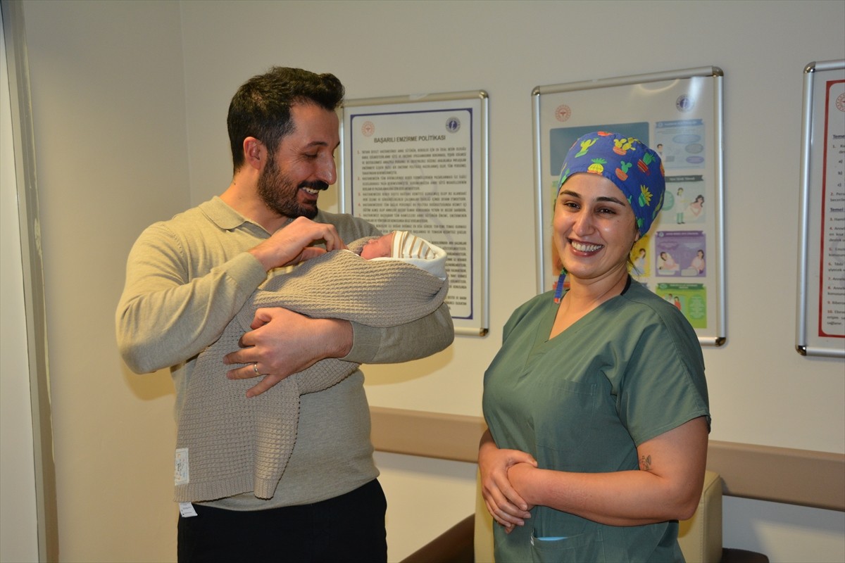 Bitlis'te 2025'in ilk dakikalarında doğan bebeğe "Kayra" ismi verildi. Baba Mesut Gündüz (solda)...