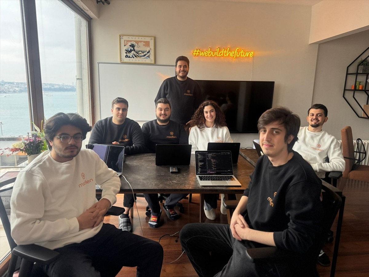 Boğaziçi Üniversitesi Elektronik Mühendisliği son sınıf öğrencisi Atakan Özkaya'nın öğrencilere...