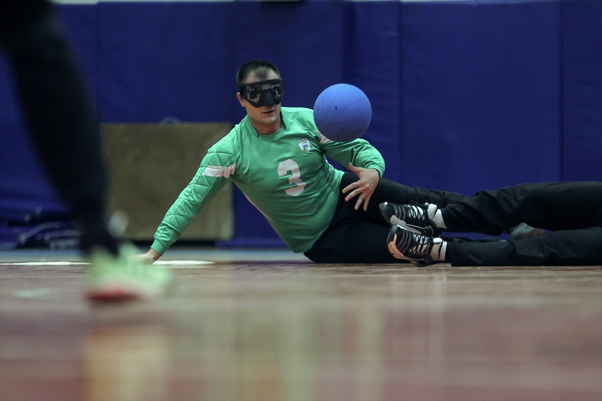 Bursa'da Nilüfer Görme Engelliler Spor Kulübünün (BUGES) erkek golbol takımı, Türkiye'den bir...