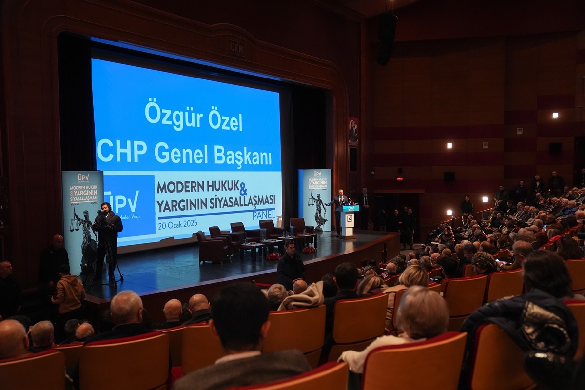 CHP Genel Başkanı Özgür Özel, Kadıköy Caddebostan Kültür Merkezi'nde Ülke Politikaları Vakfı...