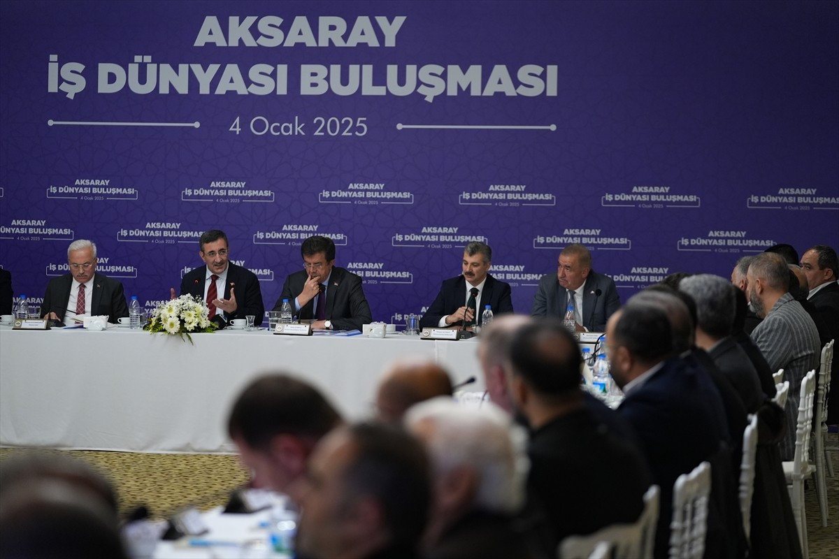 Cumhurbaşkanı Yardımcısı Cevdet Yılmaz (sol 2), Aksaray’da bir otelde düzenlenen Aksaray İş...