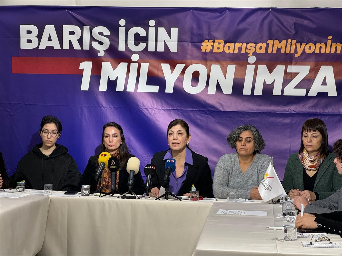 DEM Parti ile Halkların Demokratik Kongresi (HDK) Kadın Meclislerince düzenlenen "Barış için 1...