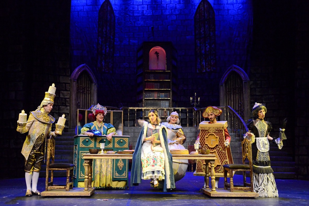 Devlet Tiyatroları (DT), 20 Ocak-2 Şubat'ta çocuklara yönelik 25 farklı oyunla seyirci karşısına...