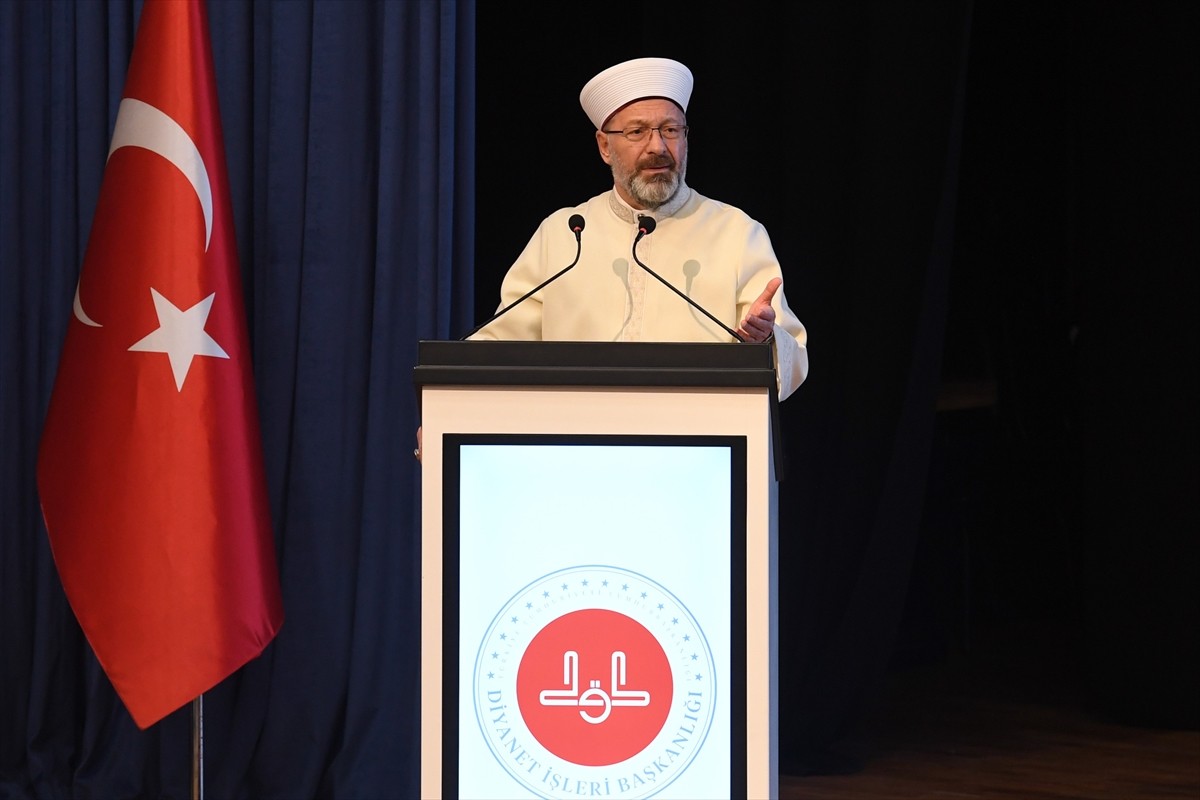 Diyanet İşleri Başkanı Ali Erbaş (sol 3), Zonguldak Bülent Ecevit Üniversitesi Sezai Karakoç...