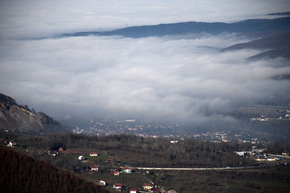 Düzce Ovası'nın kuzey ve güney kısımları ile Kaynaşlı'da da sis etkili oldu. Sis altındaki ova...