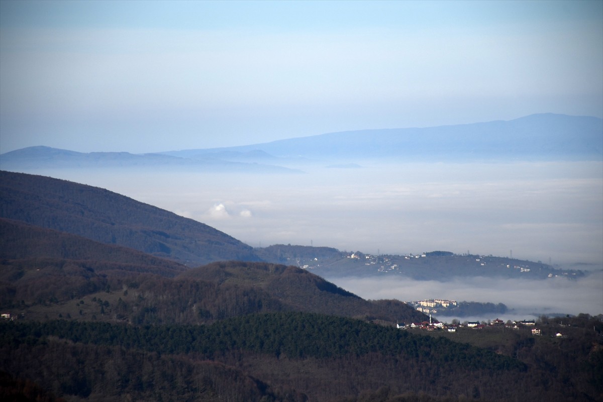 Düzce Ovası'nın kuzey ve güney kısımları ile Kaynaşlı'da da sis etkili oldu. Sis altındaki ova...