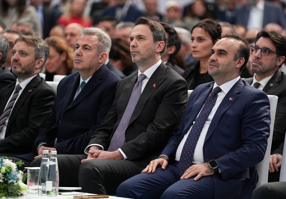 Enerji ve Tabii Kaynaklar Bakanı Alparslan Bayraktar (sol 3) ve Sanayi ve Teknoloji Bakanı Mehmet...