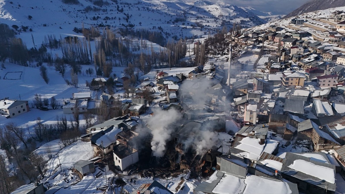 Erzurum'un İspir ilçesinde çıkan yangında 6 ev ve bazı ahırlar kullanılamaz hale geldi.