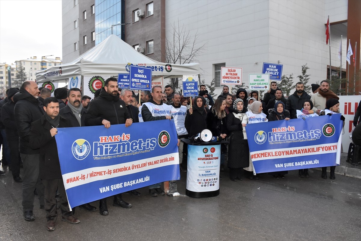 HAK-İŞ Genel Başkan Yardımcısı Mehmet Ali Kayabaşı ile Öz Taşıma İş Sendikası Genel Başkan...