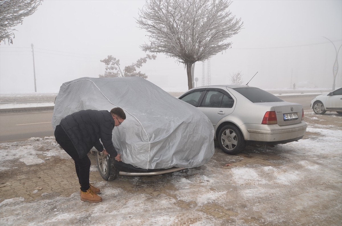 Hakkari'nin Yüksekova ilçesinde soğuk hava ve sis etkili oldu. 