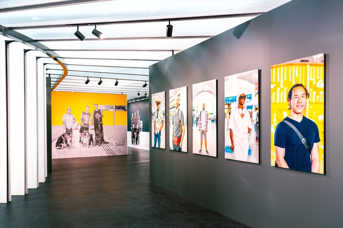 İGA İstanbul Havalimanı'nın ağırladığı farklı kültürlerden 100 misafirin portresinin yer aldığı...