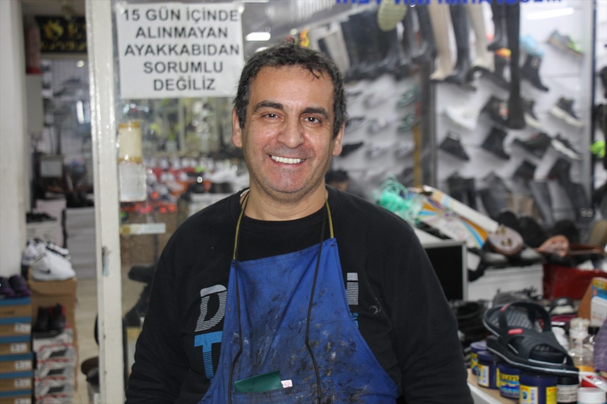 Isparta'da ayakkabı tamircisi İsmail Tekeli, babasından devraldığı mesleği 40 yıldır özveriyle...