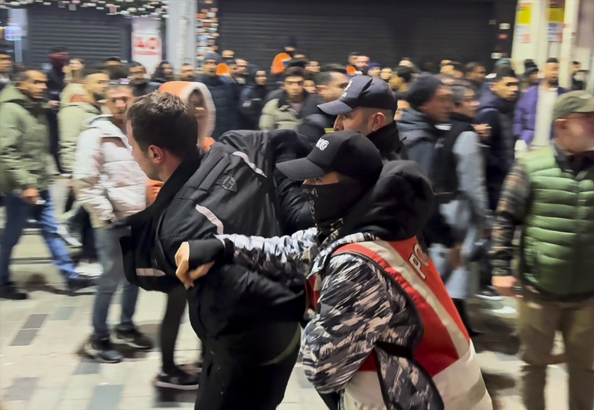 İstiklal Caddesi'nde yeni yılın ilk saatlerinde iki grup arasında tartışma çıktı. Polis ekipleri...