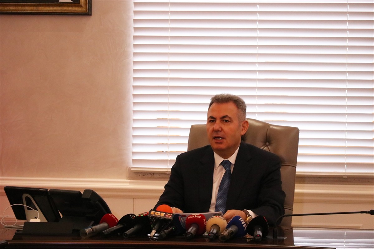 İzmir Valisi Süleyman Elban, Valilik'te düzenlenen toplantıda, geçen yılın asayiş ve güvenlik...