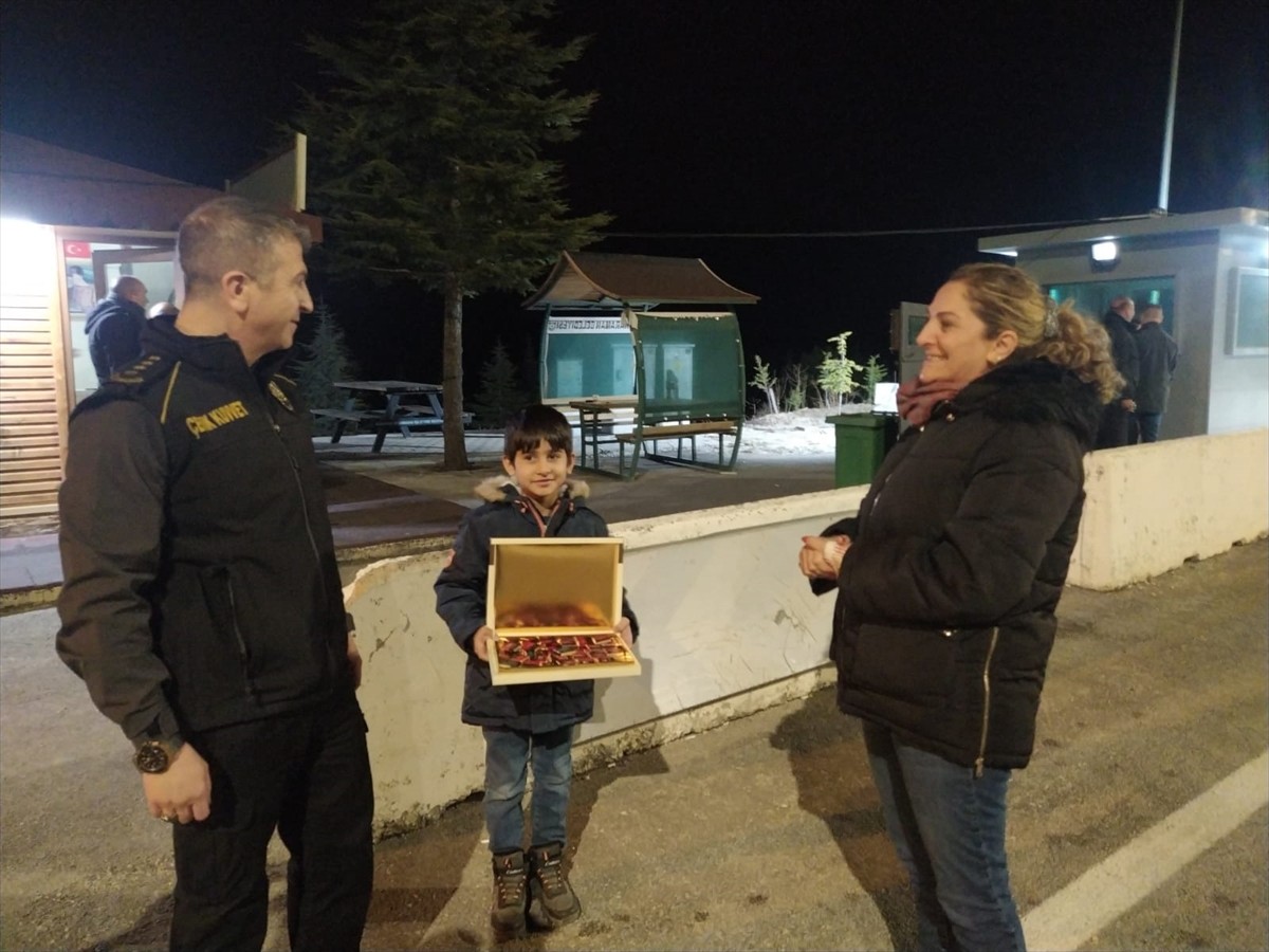Karaman'da ilkokul 3. sınıf öğrencisi Yaman Yücel Metin, yılbaşı gecesi uygulama noktasında...
