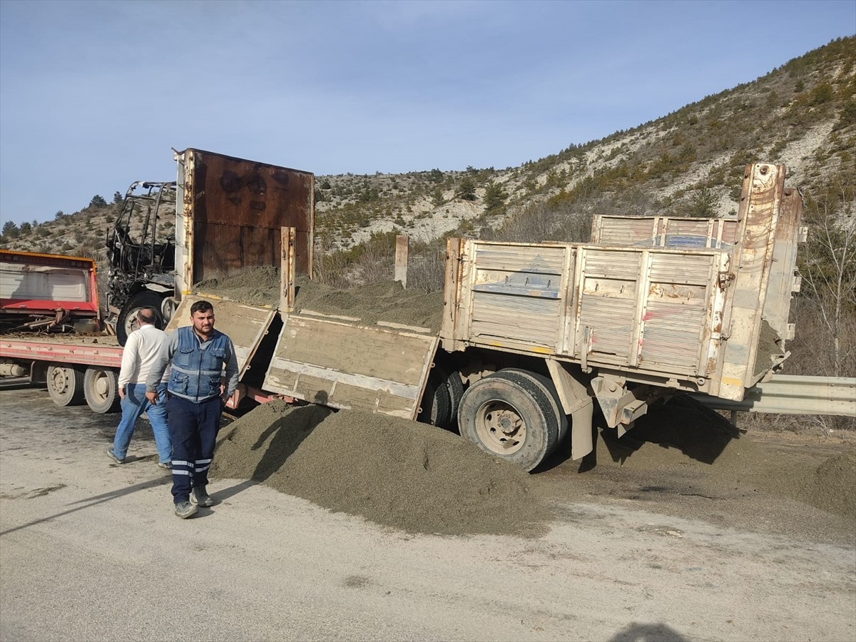 Kastamonu'da seyir halindeki kum yüklü kamyonda çıkan yangın söndürüldü. Yangında kamyon...