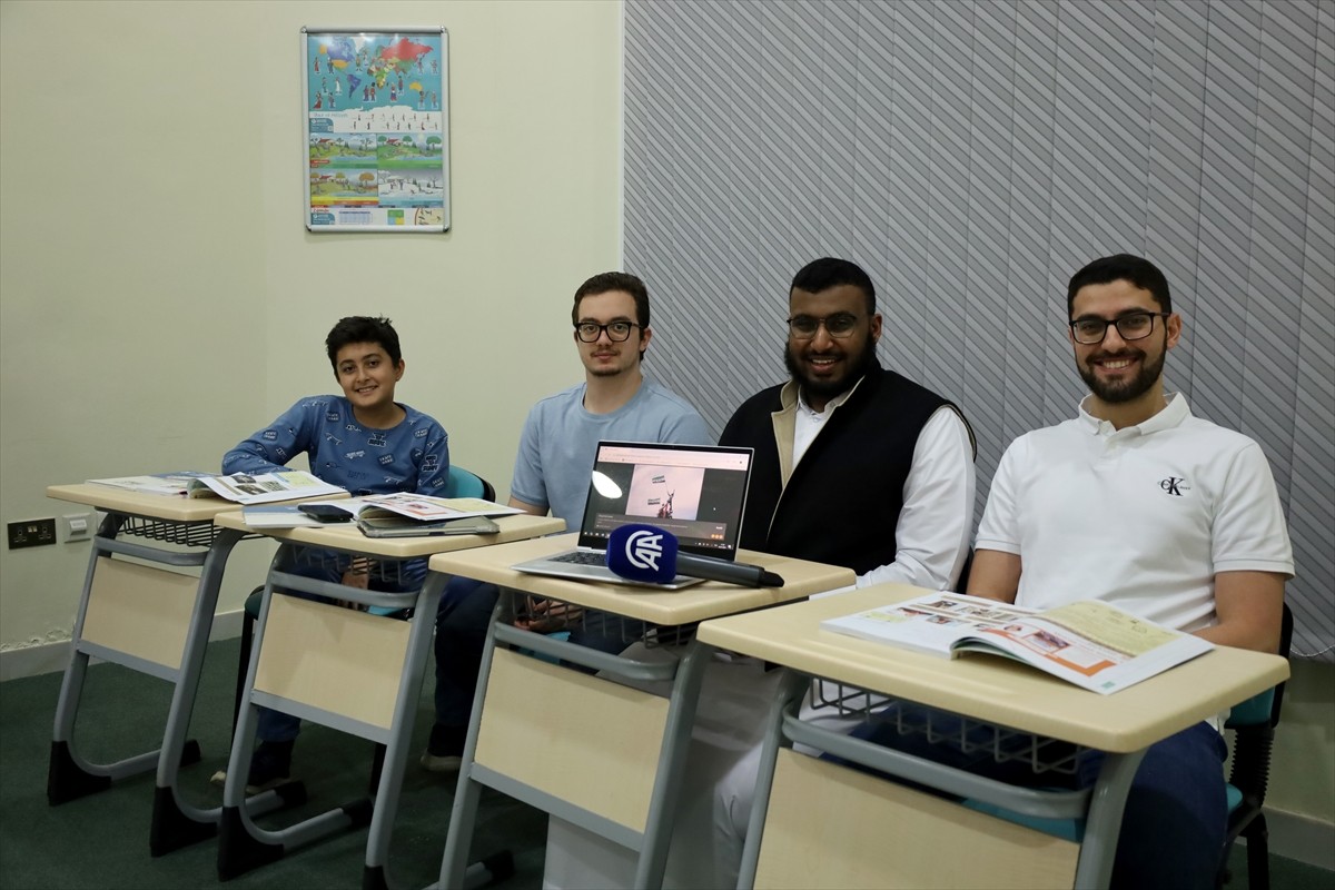 Katar'ın başkenti Doha'daki Yunus Emre Enstitüsünde (YEE) Türkçe öğrenen öğrenciler, Anadolu...