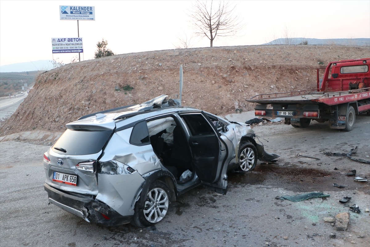 Kilis'te otomobilin refüje çarpması sonucu 5'i çocuk 9 kişi yaralandı.