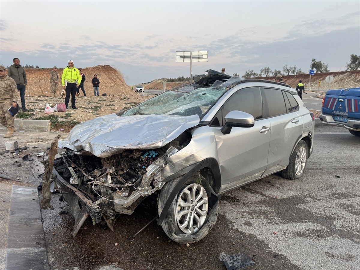 Kilis'te otomobilin refüje çarpması sonucu 5'i çocuk 9 kişi yaralandı.