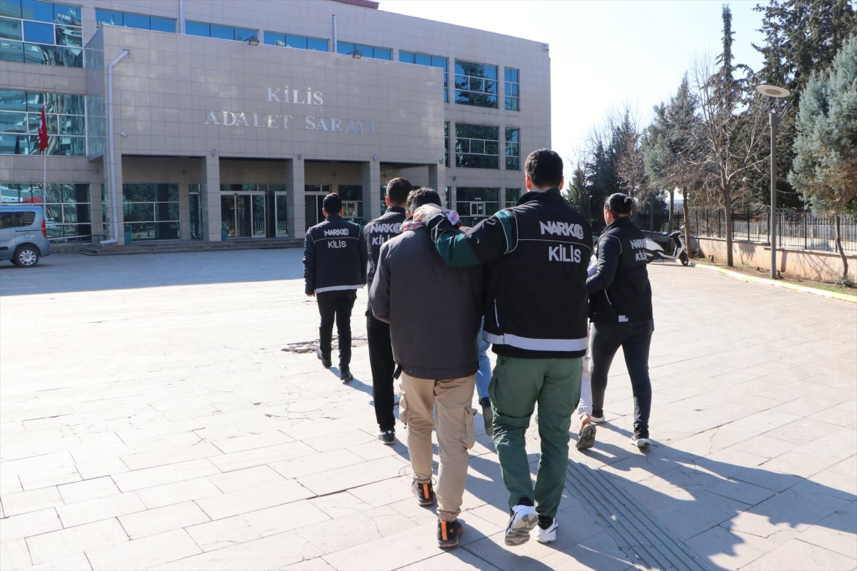 Kilis'te uyuşturucu operasyonunda gözaltına alınan 3 zanlı tutuklandı.