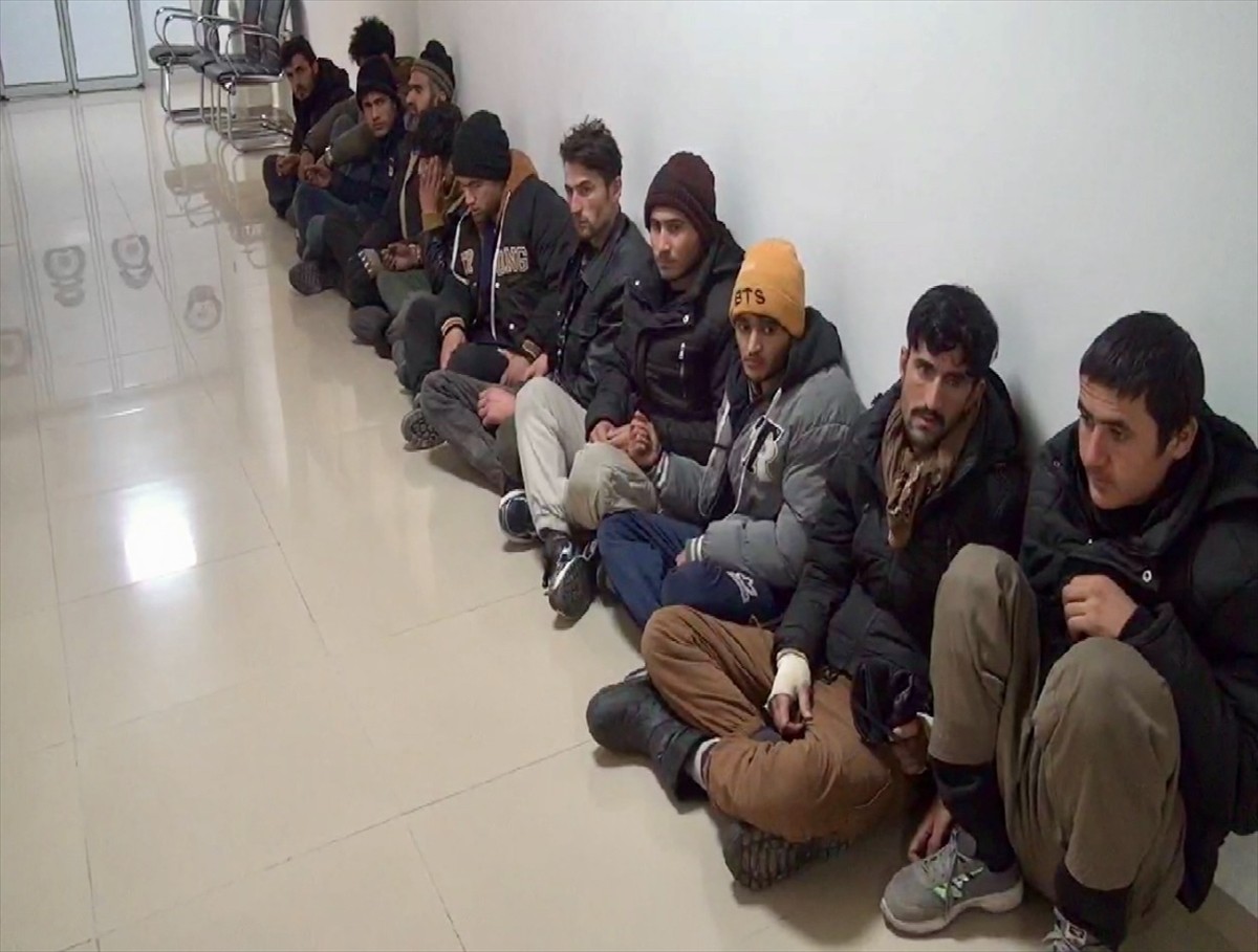 Kırşehir'de polis ekiplerince durdurulan tırın dorsesinde, yurda yasa dışı yollarla girdiği tespit...