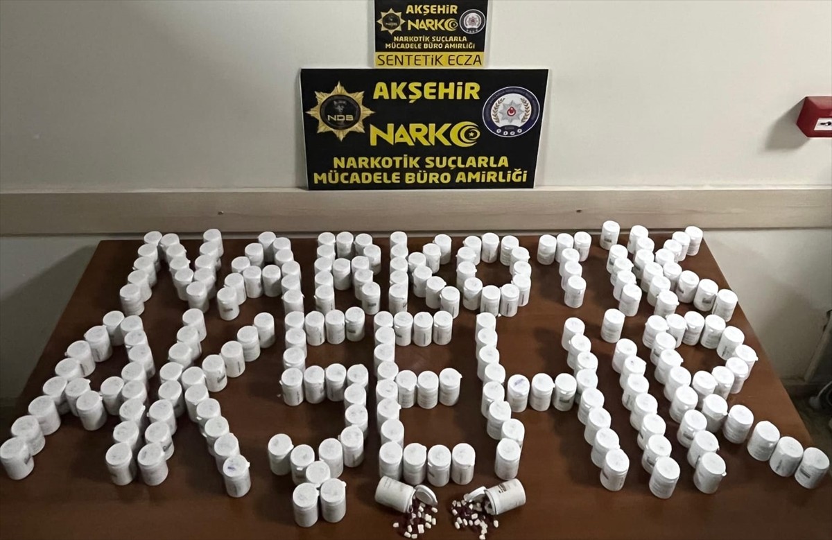 Konya'nın Akşehir ilçesinde düzenlenen uyuşturucu operasyonunda gözaltına alınan 2 şüpheliden 1'i...