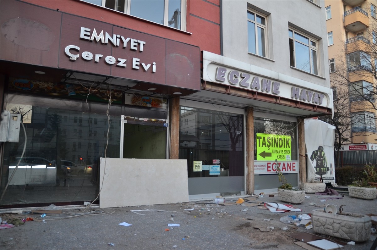 Konya'nın Selçuklu ilçesinde yıkım kararı alınan ve apartman sakinlerince yaklaşık 3 ay önce...