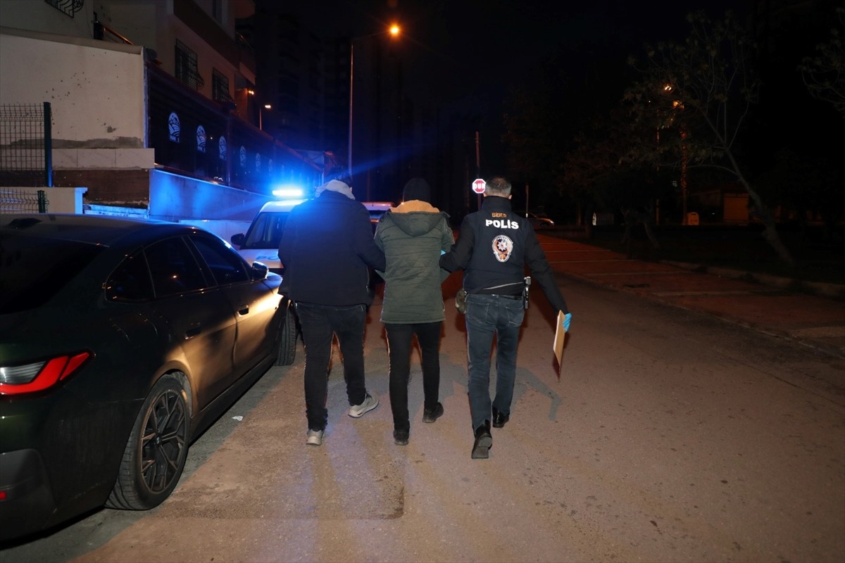 Mersin'de, internette müstehcen içerikli görüntüler yaydıkları gerekçesiyle yakalanan 9 şüpheliden...