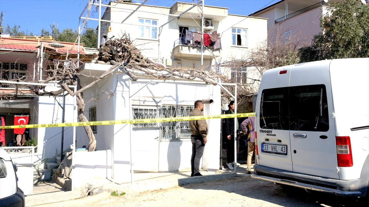 Mersin'in Mut ilçesinde dedesi ve büyükannesini bıçaklayarak öldüren zanlı gözaltına alındı. Polis...