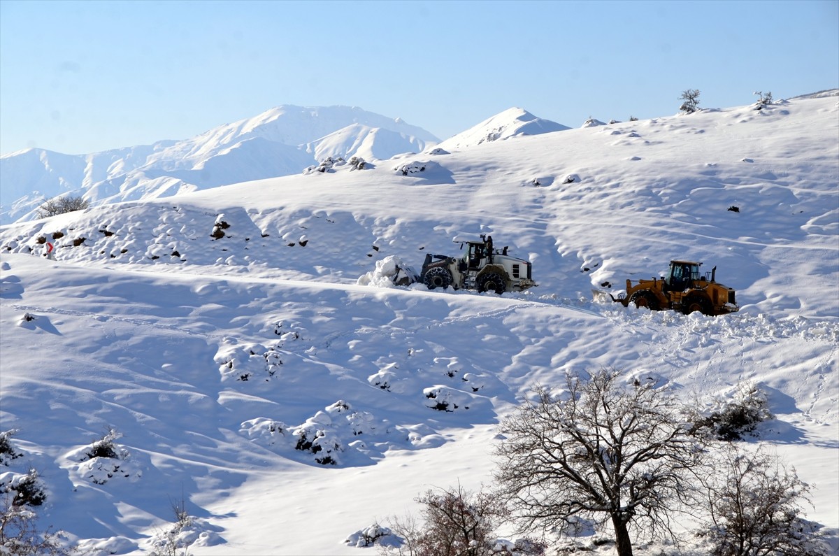 Muş'ta, karla mücadele ekipleri olumsuz hava koşulları nedeniyle ulaşımın sağlanamadığı 8 köy ve...