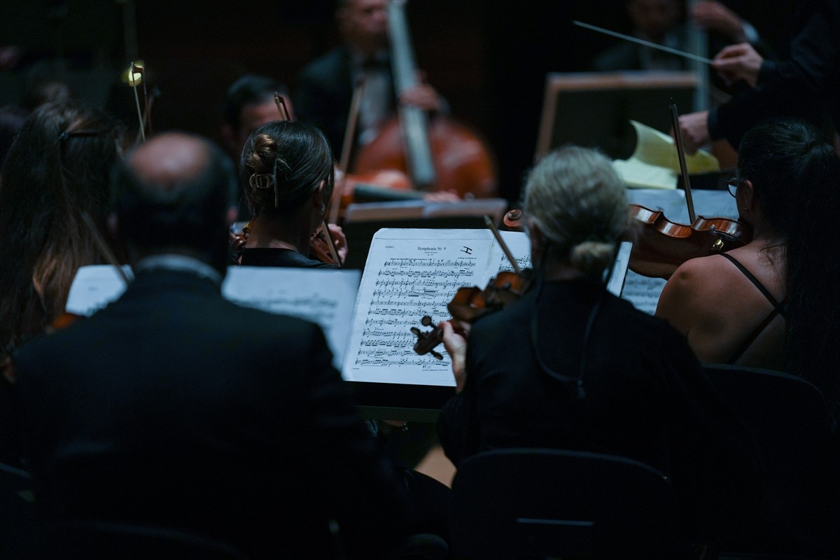 Olten Filarmoni Orkestrası, Hollanda-Türkiye Dostluk Konseri ile İzmir'de müzikseverlerle buluştu....