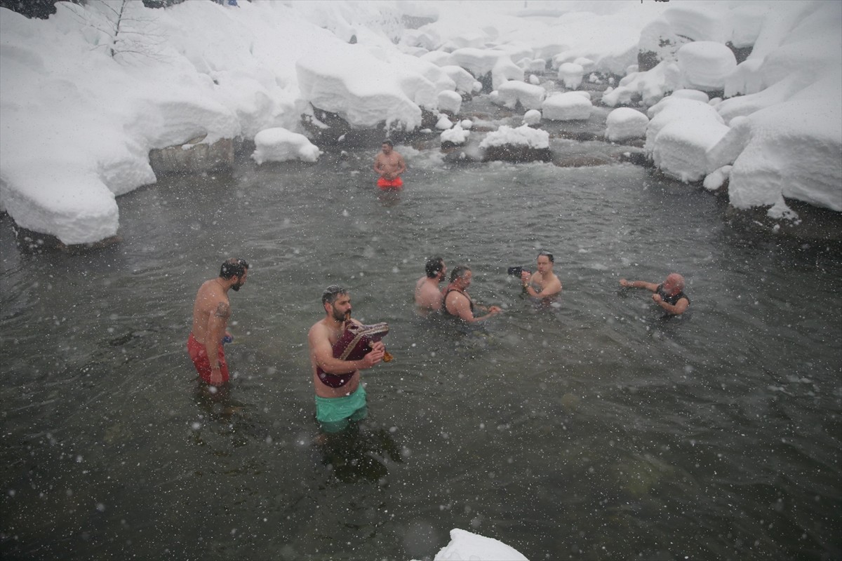 Rize'de Kaçkar Dağları Milli Parkı içerisindeki Deremezra Köyünde kar yağışı altında "9. Kış Yüzme...