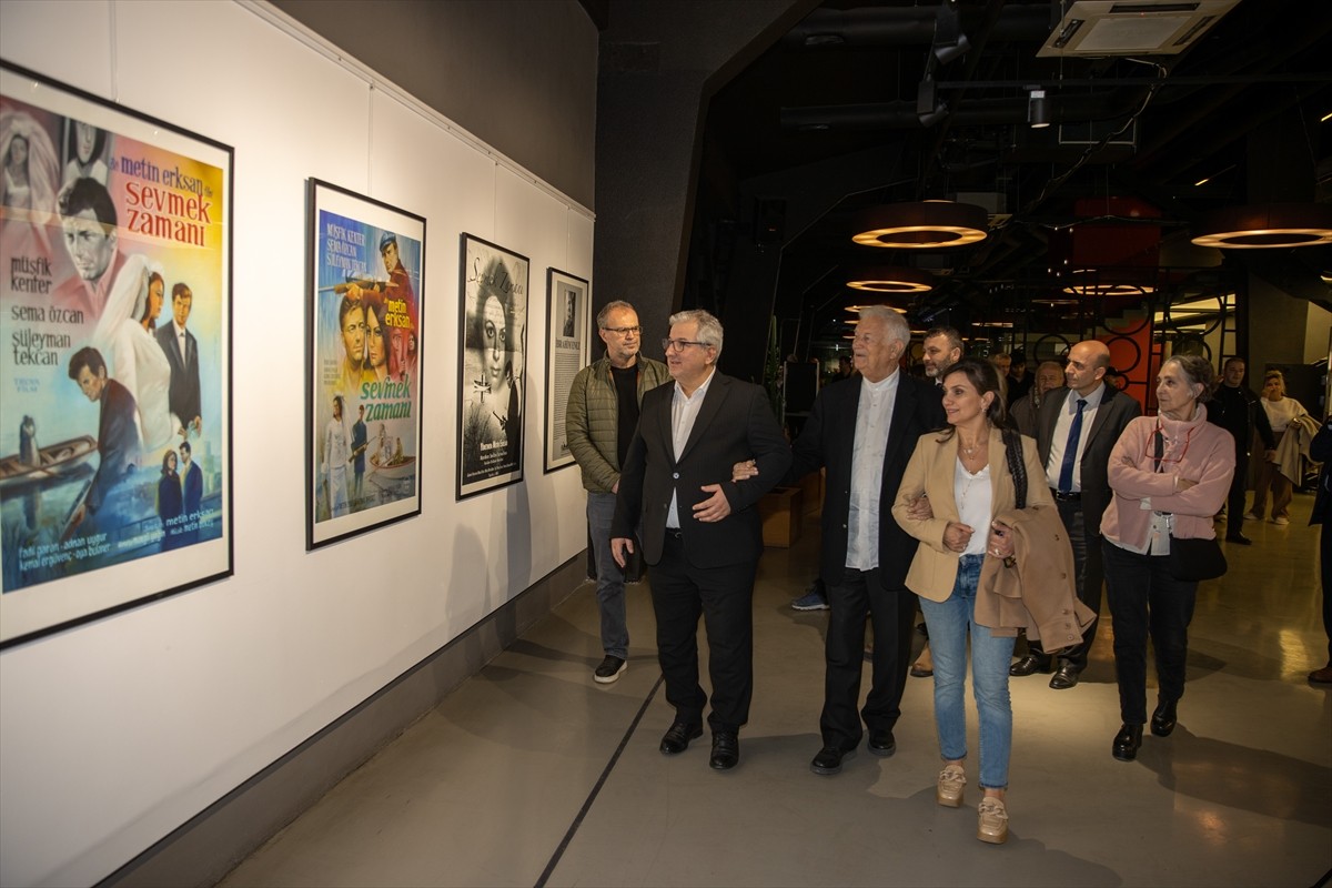 Sakarya'da açılan "İbrahim Enez Film Afişleri Sergisi", ziyaretçilere sinema tarihinde yolculuk...