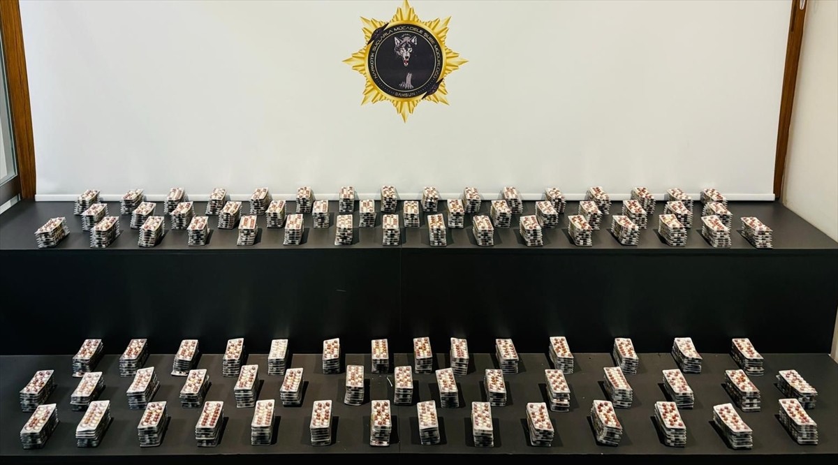 Samsun'un Canik ilçesinde 3 bin 23 sentetik ecza hapı ele geçirildi, 2 şüpheli gözaltına...