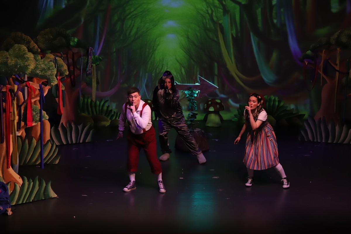 Samsun Devlet Opera ve Balesi (SAMDOB), "Okulumuz Orman" çocuk oyununu minik sanatseverlerle...